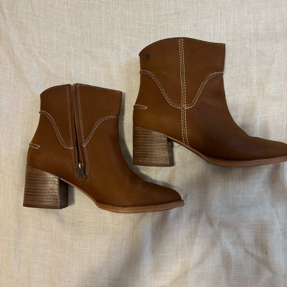 UGG leather light brown booties